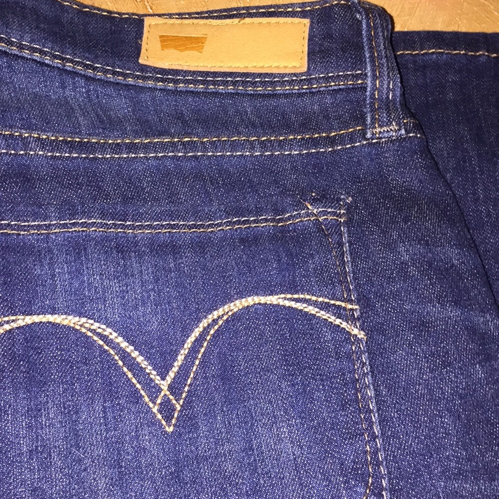 Brand new  Levi’s Demi Curve size 15 M